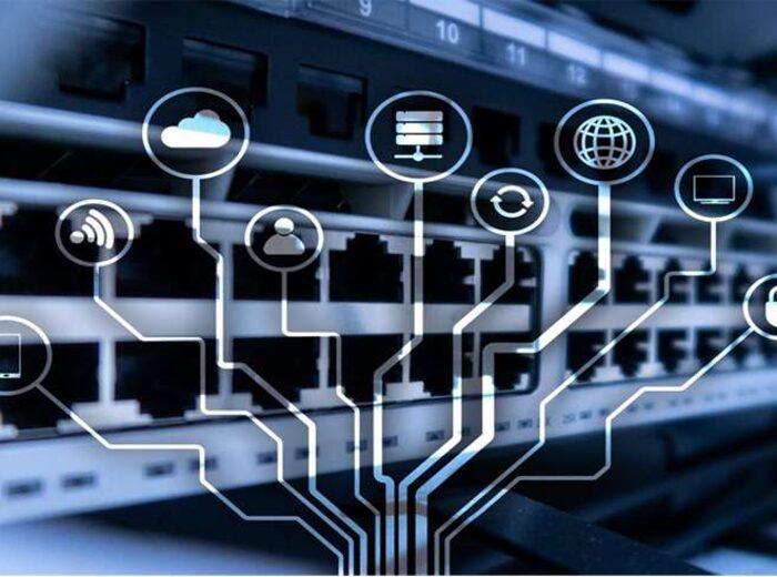 Perangkat switch dan kabel jaringan pada rak infrastruktur Assyaffa